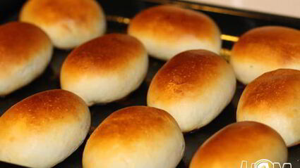 печеные пирожки с жареной капустой и яйцом