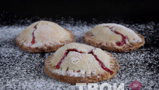 Пирожки из песочного теста с клубникой