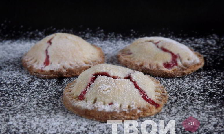 Рецепт пирожков из песочного теста с клубникой