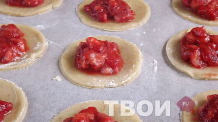 пирожки из песочного теста с клубникой