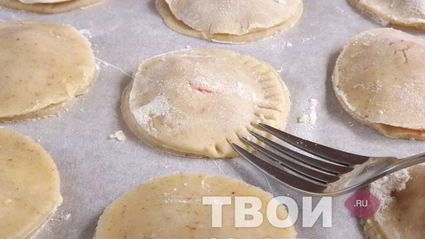 пирожки из песочного теста с клубникой