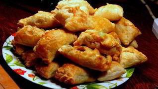 Пирожки из слоеного теста с грибами луком, капустой и яйцом