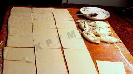 пирожки из слоеного теста с грибами луком, капустой и яйцом