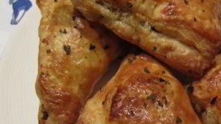 Пирожки с фаршем из слоеного теста