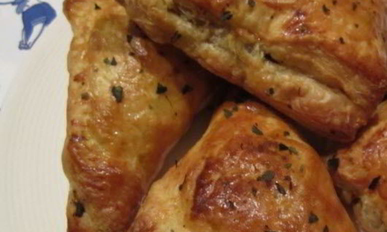 Рецепт пирожков с фаршем из слоеного теста