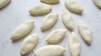 пирожки с горохом, жареные на сковороде