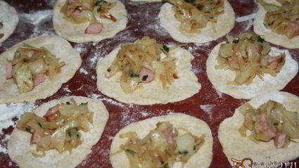 пирожки с капустой и сосисками