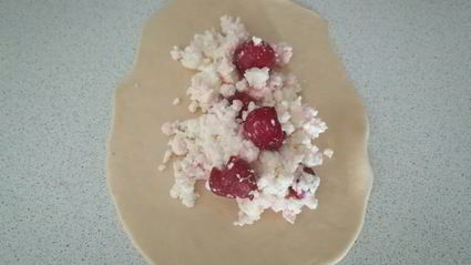 пирожки с творогом и вишней