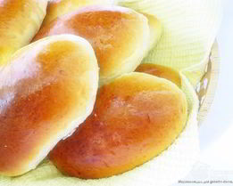 Пирожки с вишней и черной смородиной