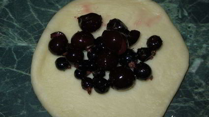 пирожки с вишней и черной смородиной