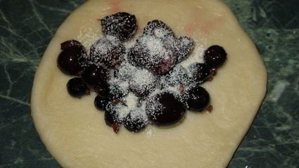 пирожки с вишней и черной смородиной