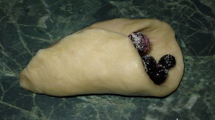 пирожки с вишней и черной смородиной