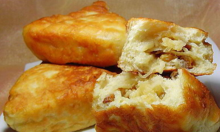 Рецепт пирожков с яблоками и изюмом на сковороде