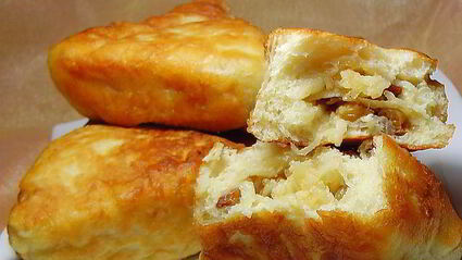 пирожки с яблоками и изюмом на сковороде