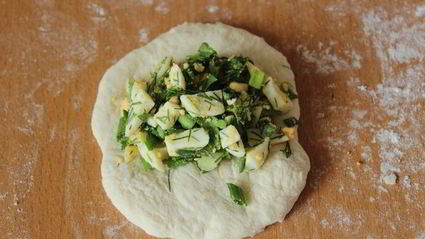 пирожки с яйцом и пряной зеленью