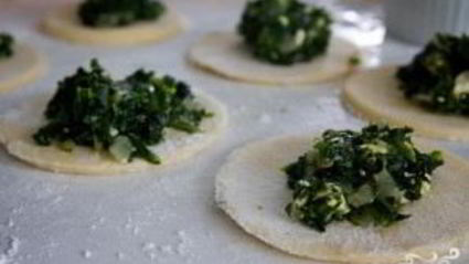пирожки со шпинатом и сыром фета