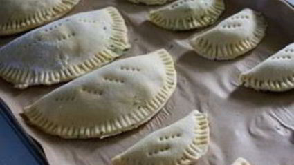 пирожки со шпинатом и сыром фета