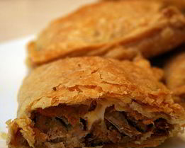 Слоеные пирожки с курицей и сыром