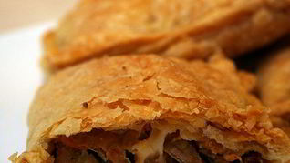 Слоеные пирожки с курицей и сыром