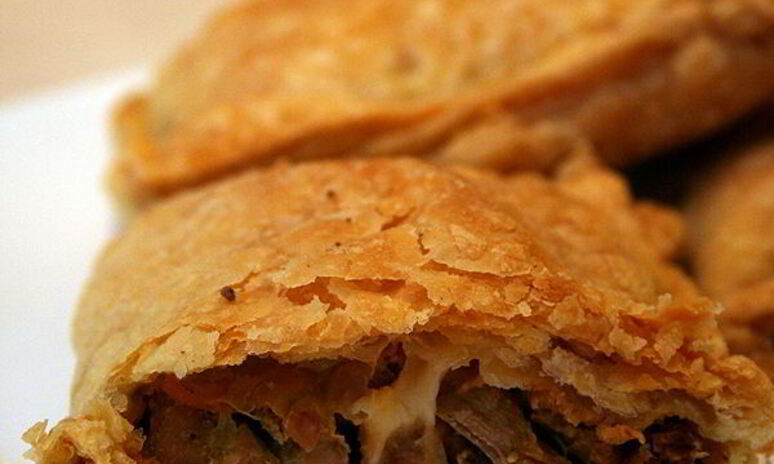 Рецепт слоеных пирожков с курицей и сыром