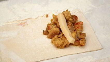 слоеные пирожки с курицей и сыром