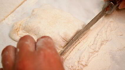 слоеные пирожки с курицей и сыром