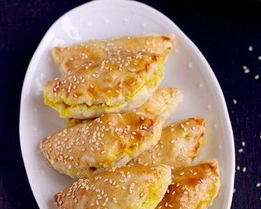 Слоеные пирожки с курицей карри