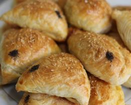 Слоеные пирожки с курицей, шпинатом и вялеными помидорами