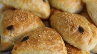 Слоеные пирожки с курицей, шпинатом и вялеными помидорами