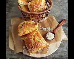 Слоеные пирожки с мясом и грибами