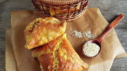 слоеные пирожки с мясом и грибами