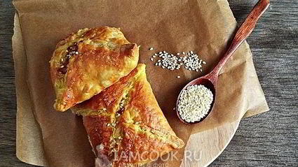 слоеные пирожки с мясом и грибами