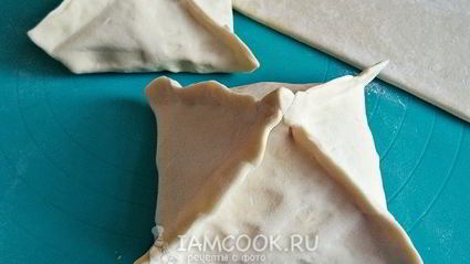 слоеные пирожки с мясом и грибами