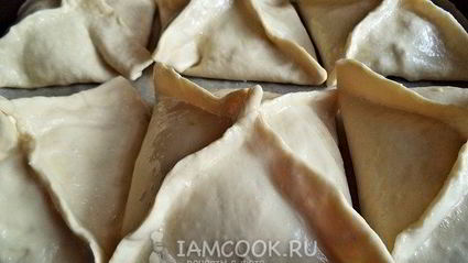 слоеные пирожки с мясом и грибами