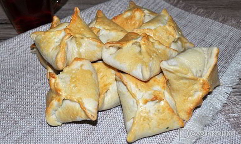 Рецепт слоеных пирожков с тунцом