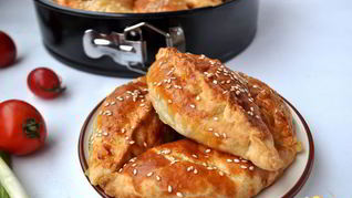 Слоеные пирожки закусочные, с куицей и пермезаном