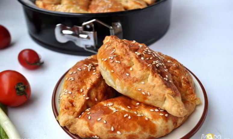 Рецепт слоеных пирожков закусочных, с куицей и пермезаном