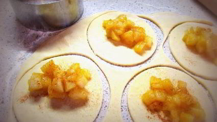 творожные пирожки с яблоком и корицей