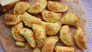 Закусочные пирожки с тунцом и сыром Джюгас