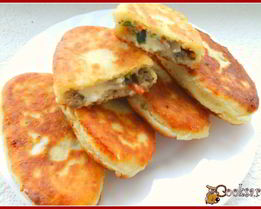 Жареные пирожки из творожного теста с грибами, мясом и сыром