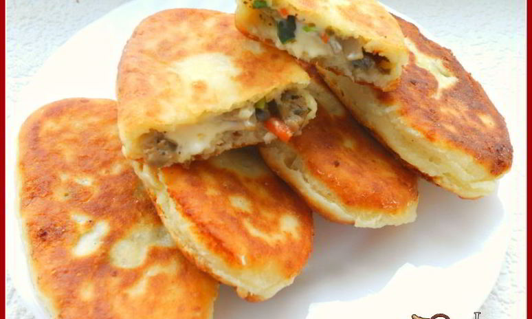 Рецепт жареных пирожков из творожного теста с грибами, мясом и сыром