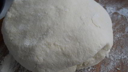 жареные пирожки из творожного теста с грибами, мясом и сыром