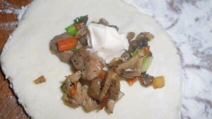 жареные пирожки из творожного теста с грибами, мясом и сыром