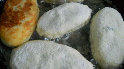 жареные пирожки из творожного теста с грибами, мясом и сыром