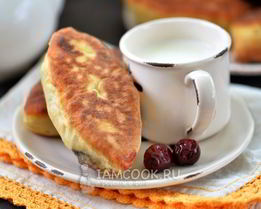 Жареные пирожки с вишней