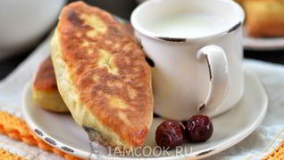 Жареные пирожки с вишней