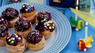 Ароматные заварные пирожные с шоколадным кремом