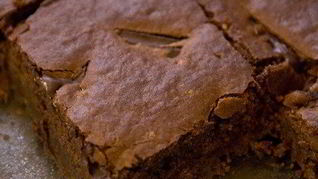 Брауни с миндалем и черносливом