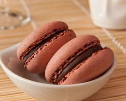 Миндальные пирожные макароны с шоколадной начинкой