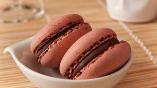 Миндальные пирожные макароны с шоколадной начинкой